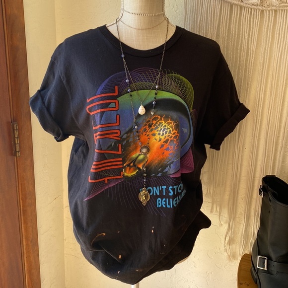 🎉 NEW🎉 VINTAGE REFASHION JOURNEY DON’T STOP BELIEVING GRAPHIC TEE‼️ - Picture 3 of 12